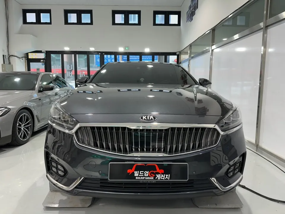 Kia K7 YGのカーラッピング事例|高光沢ホワイトの仕上がり 施工写真 1-1