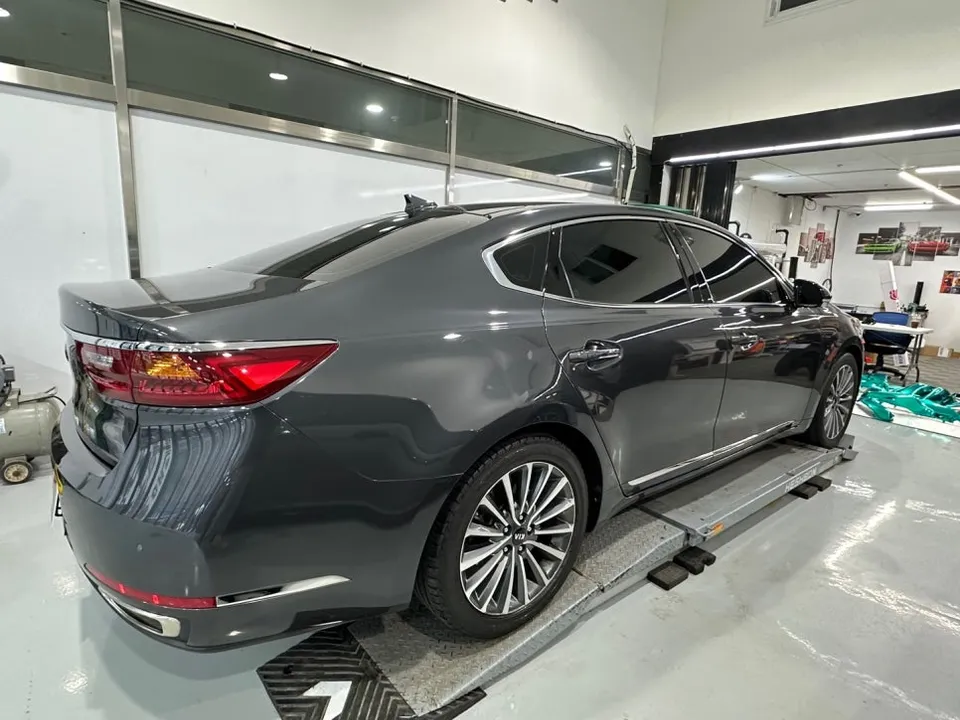 Kia K7 YGのカーラッピング事例|高光沢ホワイトの仕上がり 施工写真 2-1