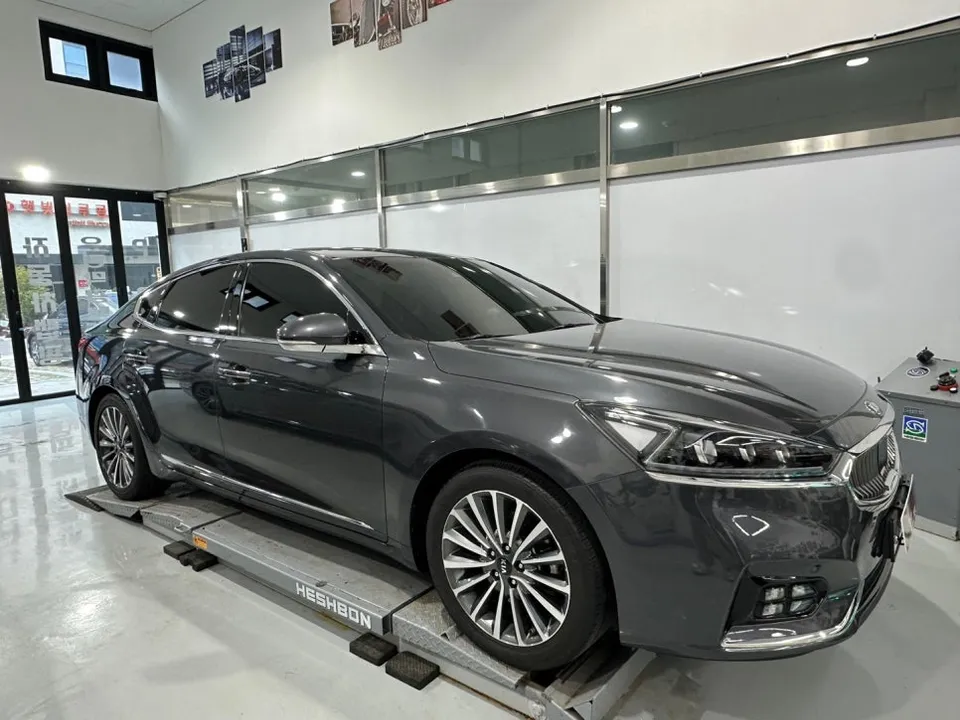 Kia K7 YGのカーラッピング事例|高光沢ホワイトの仕上がり 施工写真 3-1