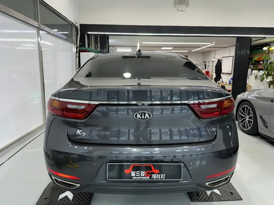 Kia K7 YGのカーラッピング事例|高光沢ホワイトの仕上がり 施工写真 1-2
