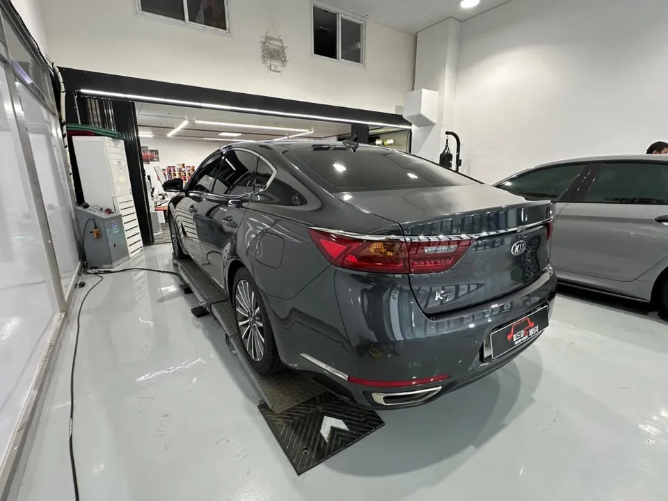 Kia K7 YGのカーラッピング事例|高光沢ホワイトの仕上がり 施工写真 2-2