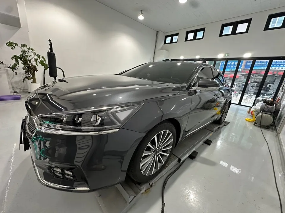 Kia K7 YGのカーラッピング事例|高光沢ホワイトの仕上がり 施工写真 3-2