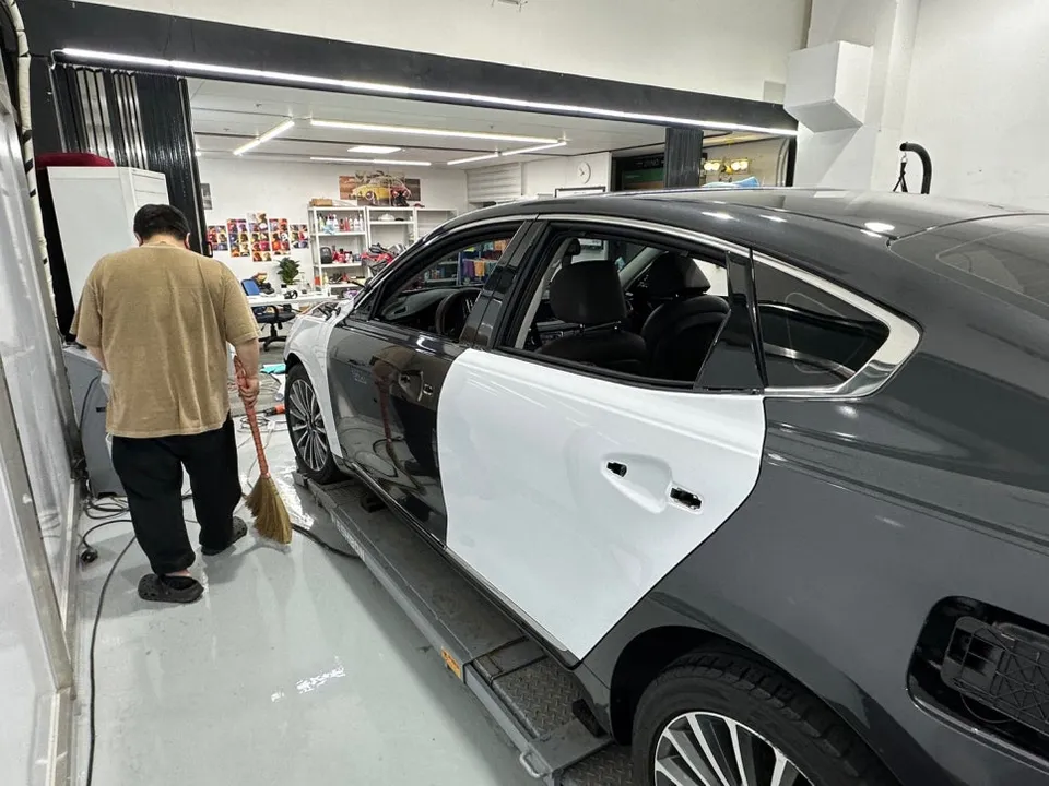 Kia K7 YGのカーラッピング事例|高光沢ホワイトの仕上がり 施工写真 2-3