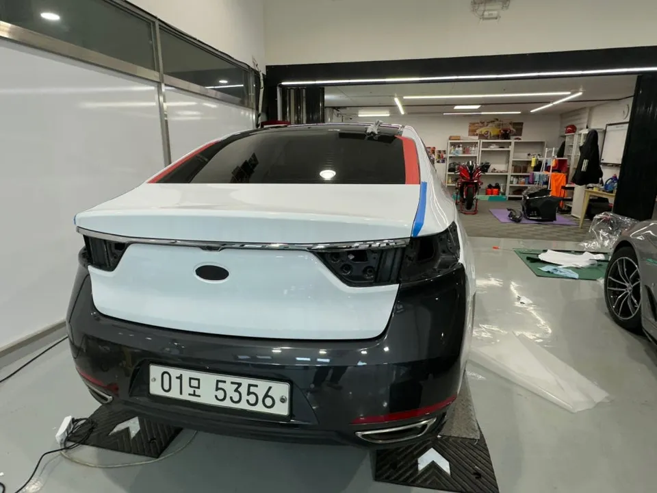 Kia K7 YGのカーラッピング事例|高光沢ホワイトの仕上がり 施工写真 3-3