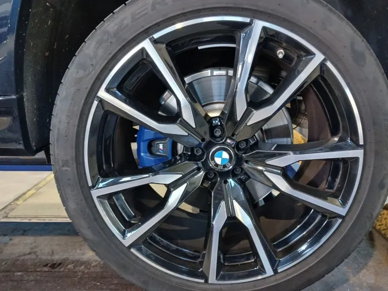 BMW X7のホイールリペア・塗装事例 施工写真 1-3