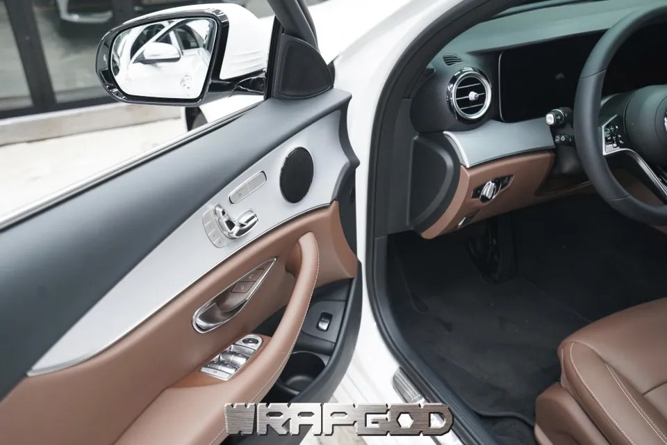 Mercedes-Benz Eクラスのカーラッピング事例｜実例と費用目安 施工写真 1-1
