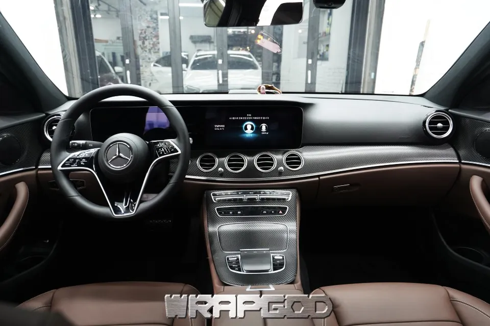 Mercedes-Benz Eクラスのカーラッピング事例｜実例と費用目安 施工写真 3-3