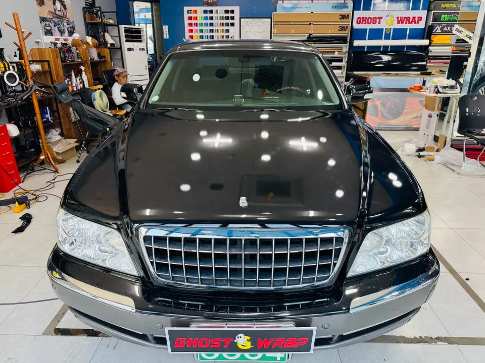 Hyundai Equusのカーラッピング事例|光沢ブラックで高級感アップ 施工写真 1-3