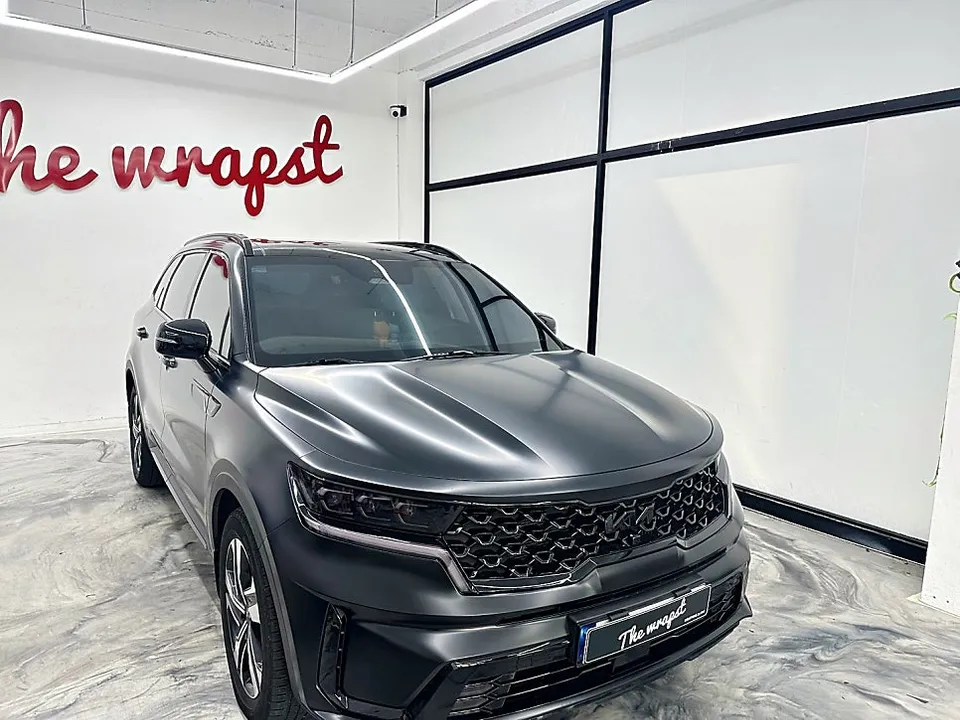 Kia Sorento MQ4のカーラッピング事例|サテンダークグレー 施工写真 3-1
