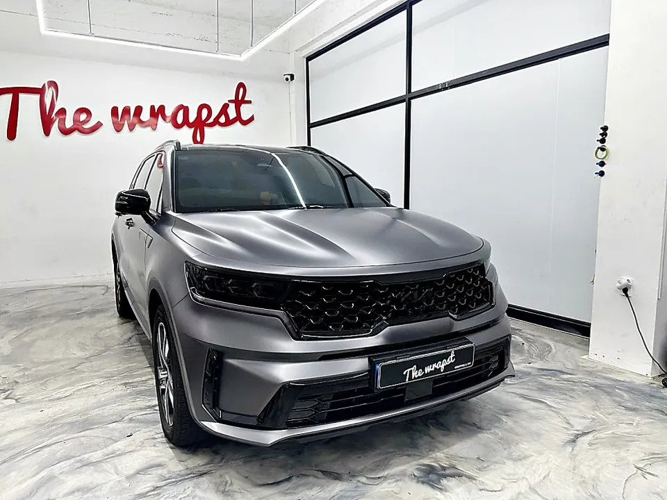 Kia Sorento MQ4のカーラッピング事例|サテンダークグレー 施工写真 1-2