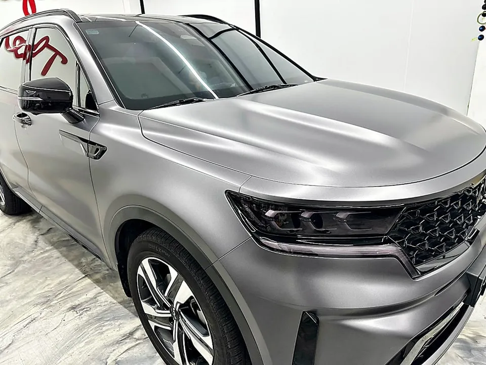 Kia Sorento MQ4のカーラッピング事例|サテンダークグレー 施工写真 3-2