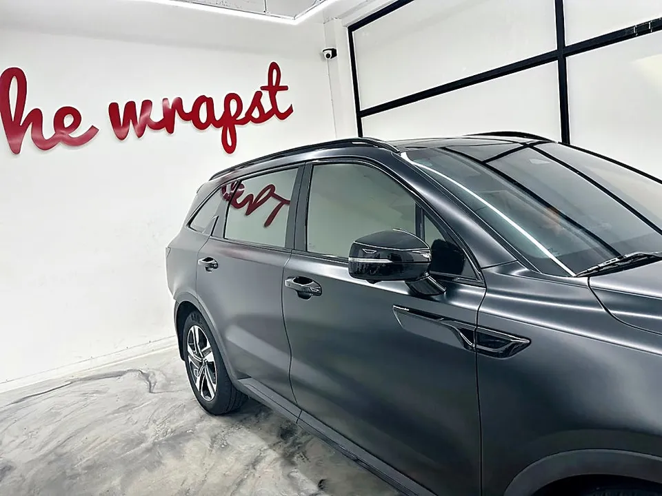 Kia Sorento MQ4のカーラッピング事例|サテンダークグレー 施工写真 1-3