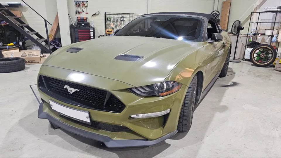 Ford Mustangのカーラッピング事例|3Mサテンブラック 施工写真 2-1
