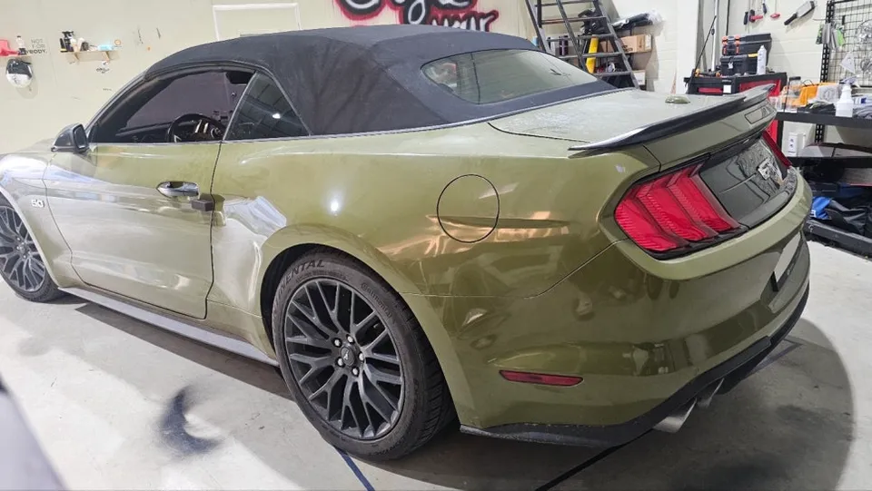 Ford Mustangのカーラッピング事例|3Mサテンブラック 施工写真 3-1