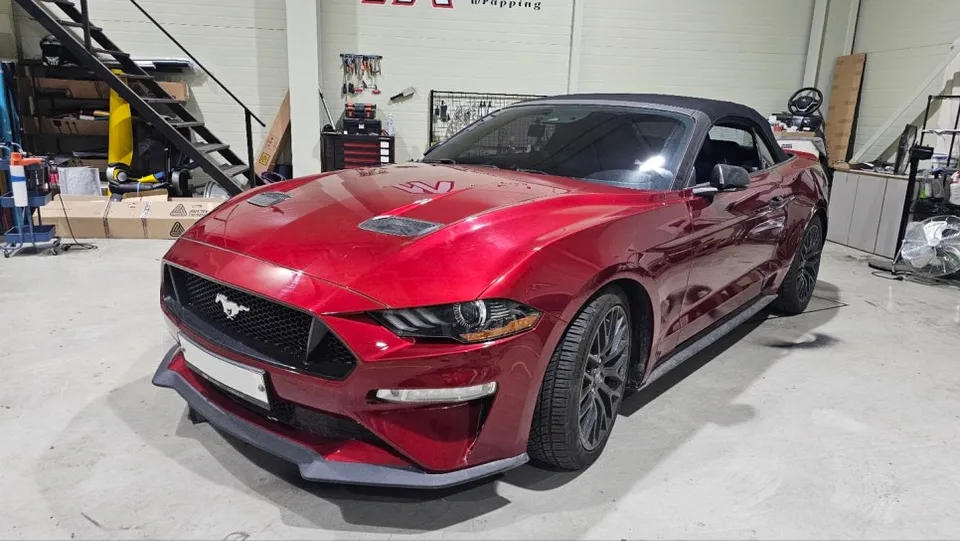 Ford Mustangのカーラッピング事例|3Mサテンブラック 施工写真 1-2