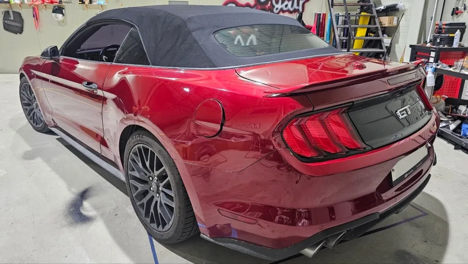 Ford Mustangのカーラッピング事例|3Mサテンブラック 施工写真 1-3