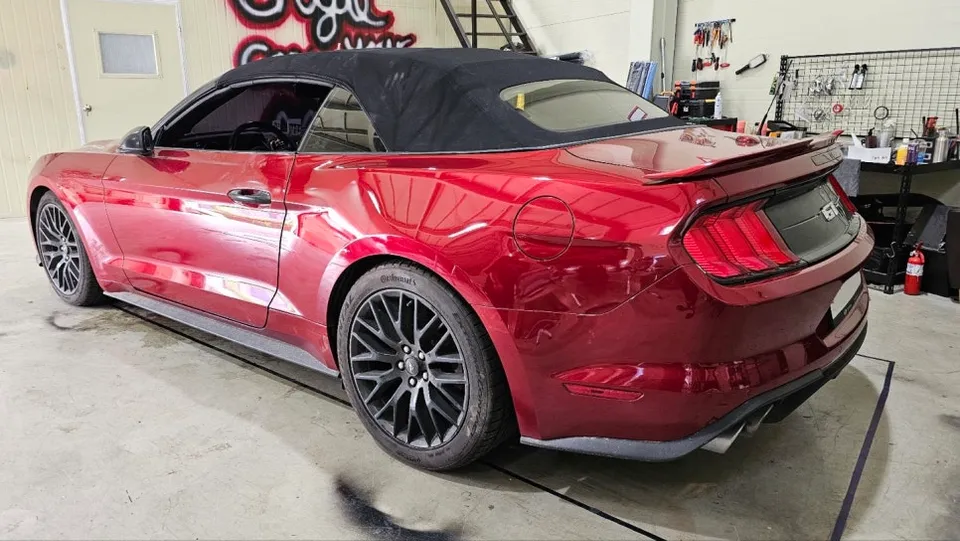 Ford Mustangのカーラッピング事例|3Mサテンブラック 施工写真 2-3