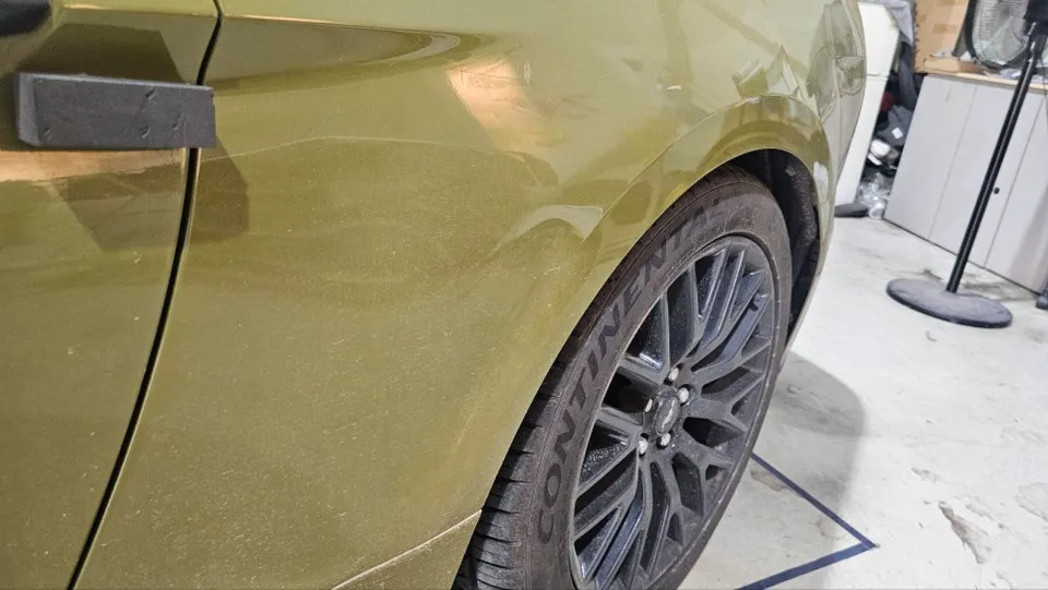 Ford Mustangのカーラッピング事例|3Mサテンブラック 施工写真 3-3