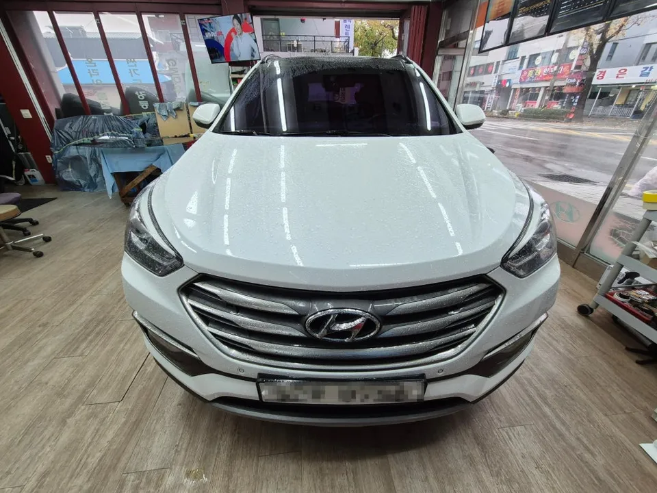 Hyundai Santa Feのカーフィルム施工事例｜費用目安と仕上がり 施工写真 3-1