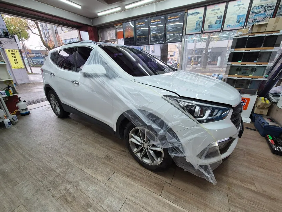 Hyundai Santa Feのカーフィルム施工事例｜費用目安と仕上がり 施工写真 2-2