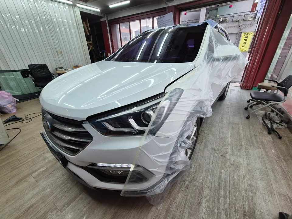Hyundai Santa Feのカーフィルム施工事例｜費用目安と仕上がり 施工写真 3-2