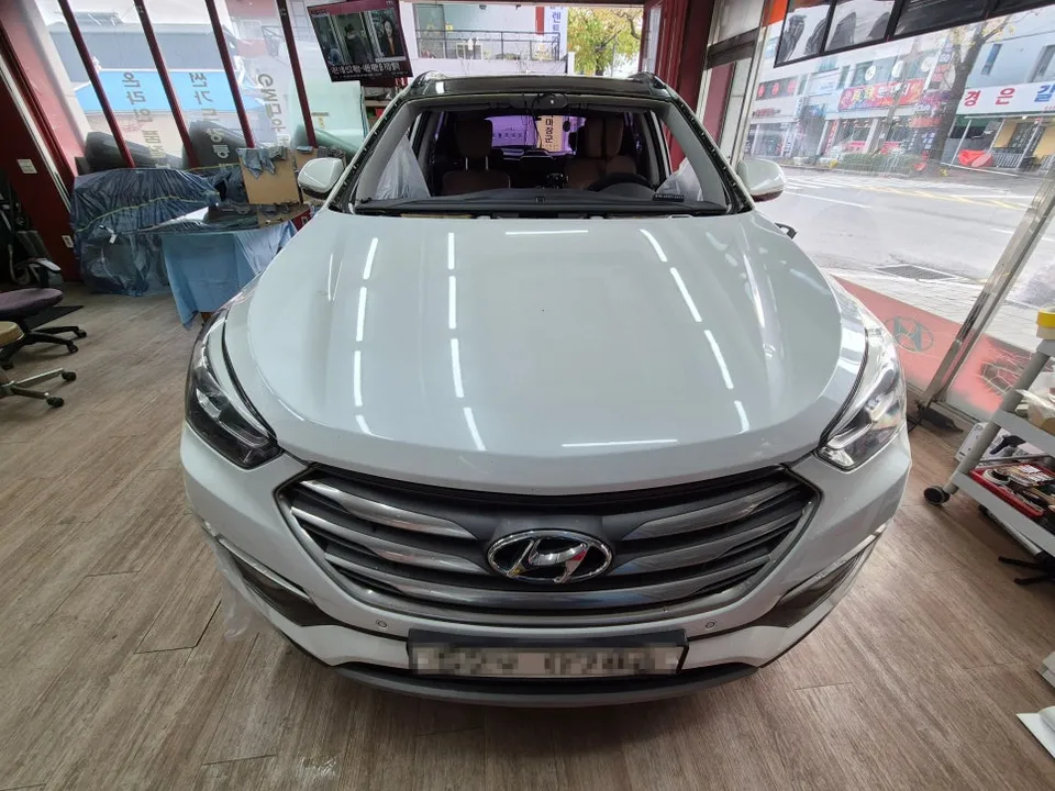 Hyundai Santa Feのカーフィルム施工事例｜費用目安と仕上がり 施工写真 2-3