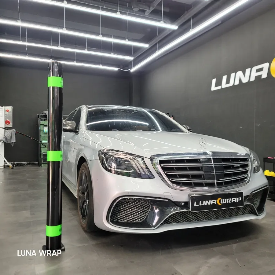 W222 Sクラスのカーラッピング事例|グロスブラックへの変貌 施工写真 1-2