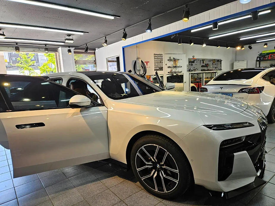 BMW 7 Series G70 Ambient Lighting Review — Enhanced Luxury