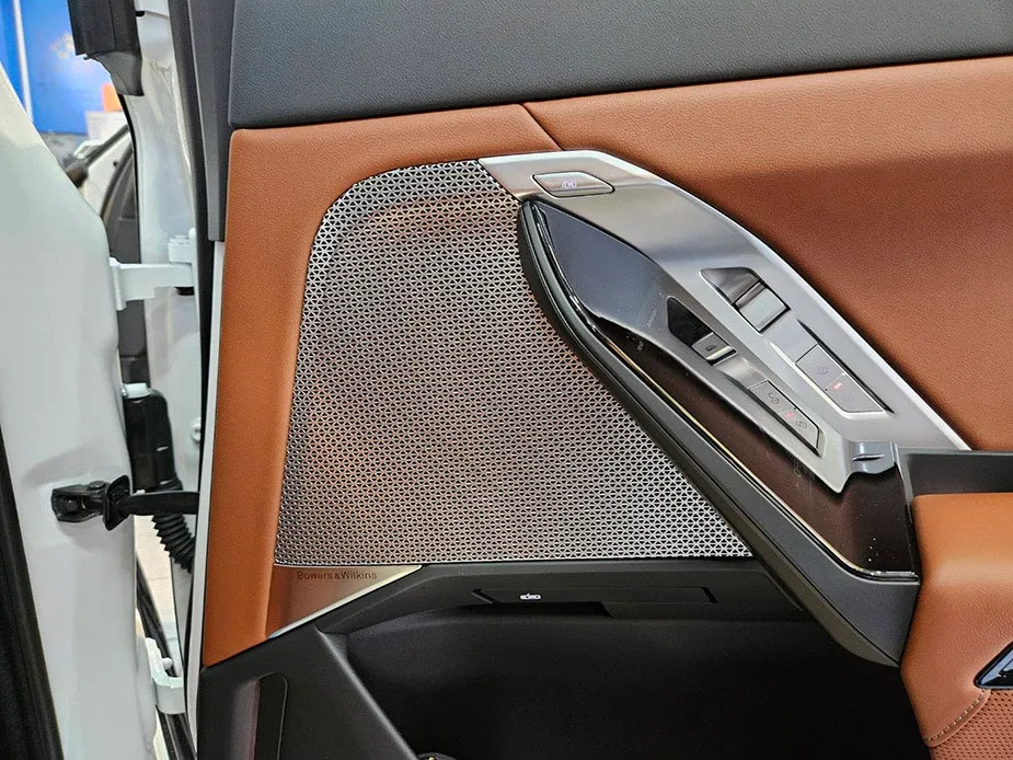 BMW 7 Series G70 ambient lighting - BMW 7 Series G70 Ambient Lighting Review — Enhanced Luxury photo 3