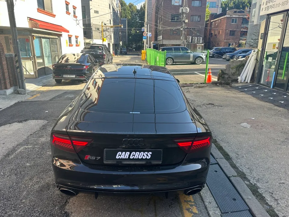 Audi A7のカーラッピング事例:クローム除去と室内カスタム 施工写真 3-1