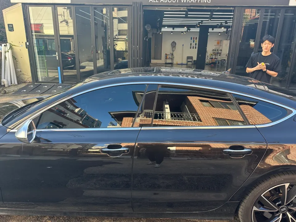 Audi A7のカーラッピング事例:クローム除去と室内カスタム 施工写真 3-2