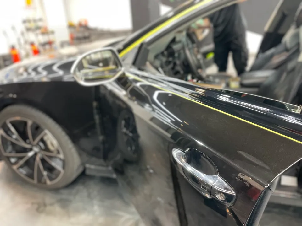 Audi A7のカーラッピング事例:クローム除去と室内カスタム 施工写真 1-3