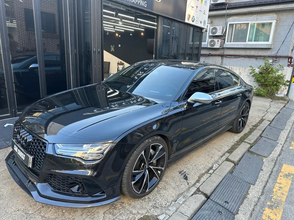 Audi A7のカーラッピング事例:クローム除去と室内カスタム 施工写真 2-3