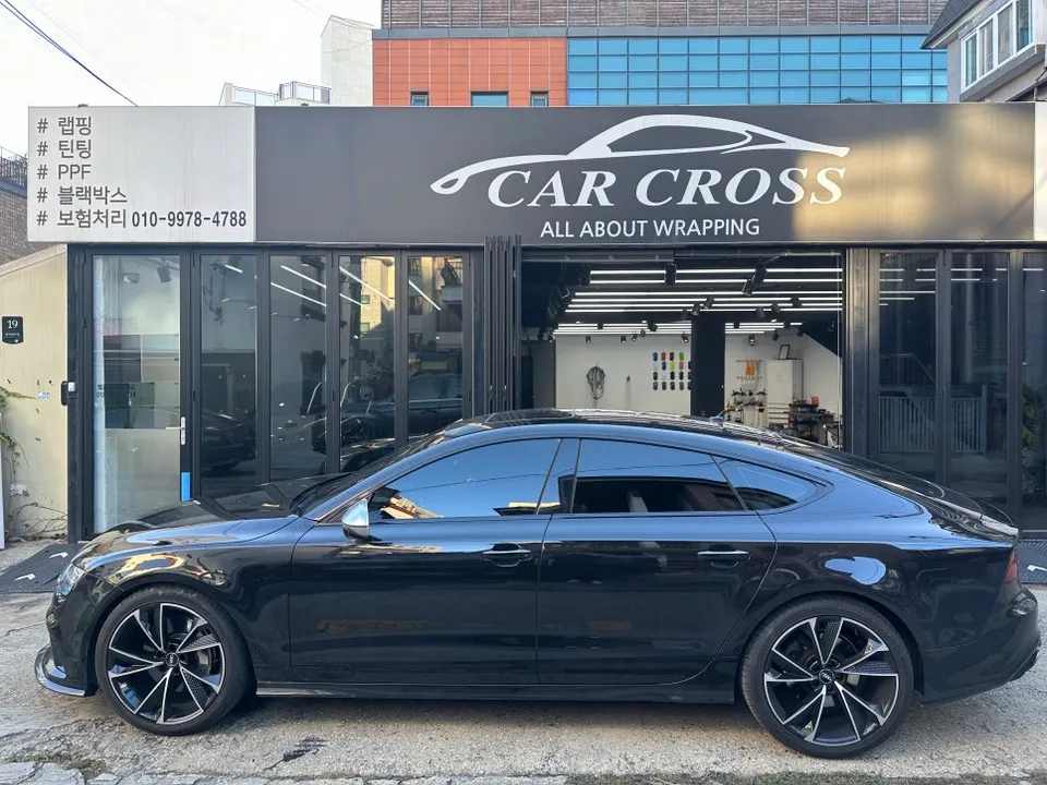 Audi A7のカーラッピング事例:クローム除去と室内カスタム 施工写真 3-3