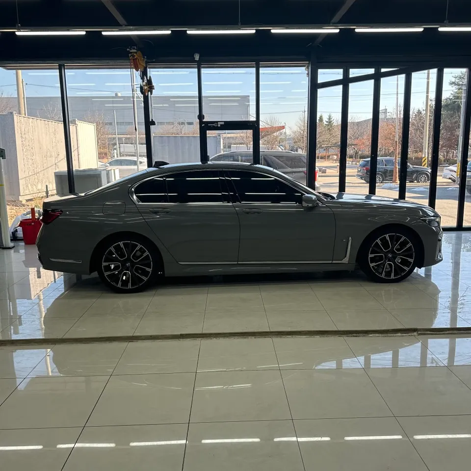 BMW 7 Series G11/G12 カーラッピング事例|高光沢ホワイト 施工写真 1-2
