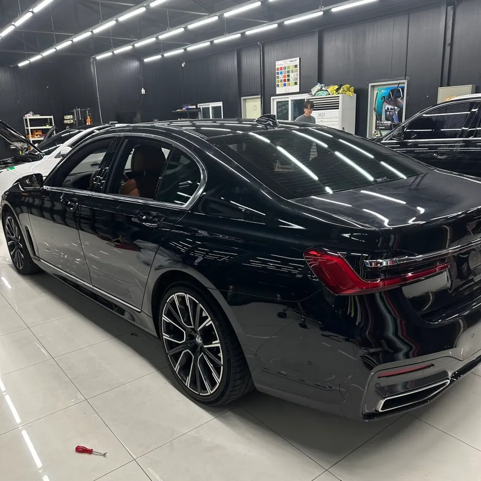 BMW 7 Series G11/G12 カーラッピング事例|高光沢ホワイト 施工写真 1-3
