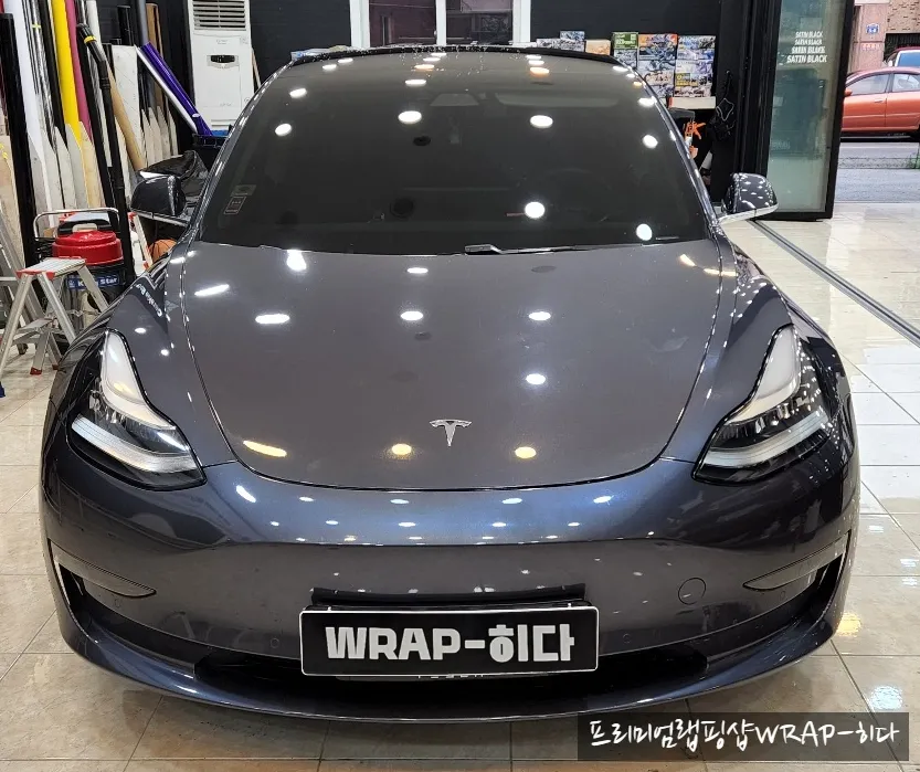 Tesla Model 3のカーラッピング事例：カマインレッド 施工写真 2-1
