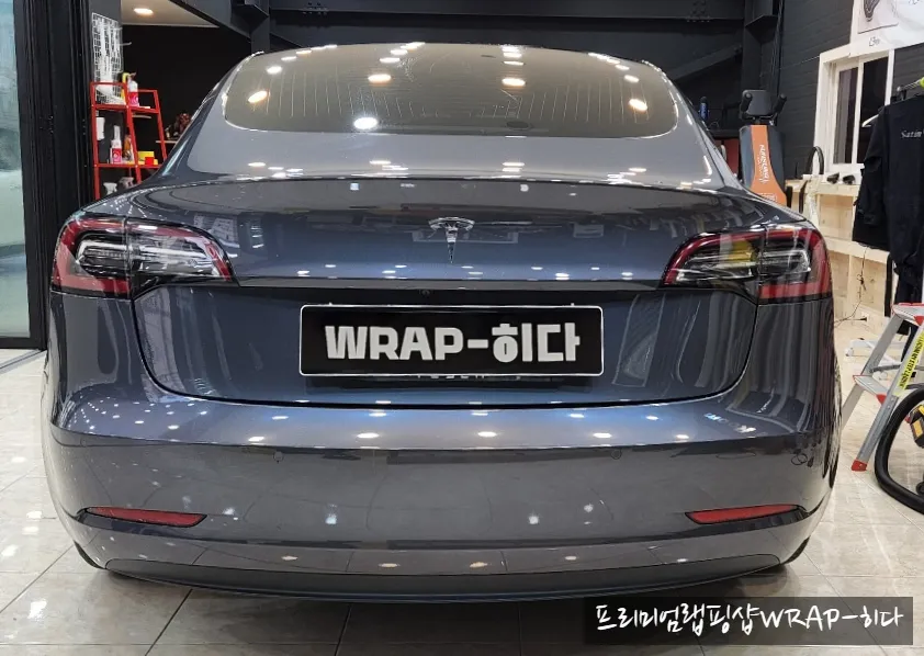 Tesla Model 3のカーラッピング事例：カマインレッド 施工写真 3-1