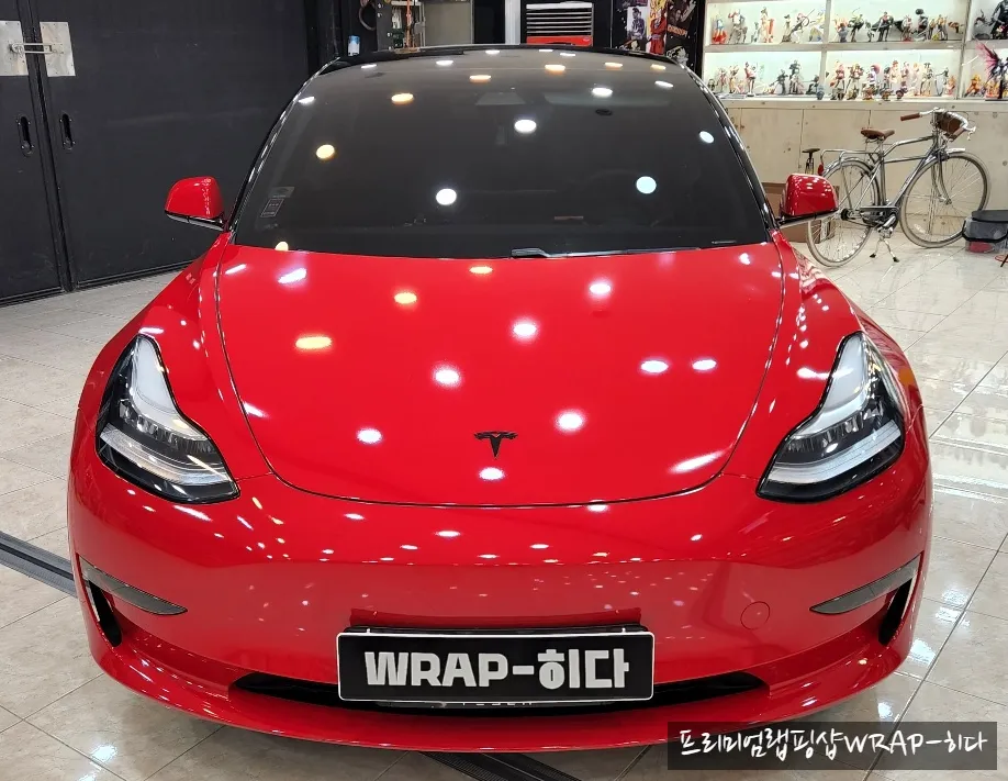 Tesla Model 3のカーラッピング事例：カマインレッド 施工写真 4-1