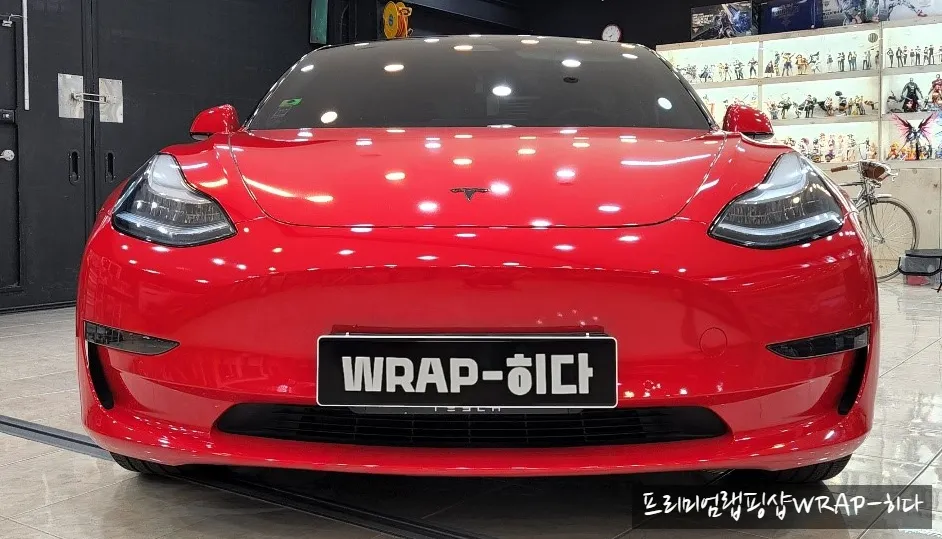 Tesla Model 3のカーラッピング事例：カマインレッド 施工写真 5-1