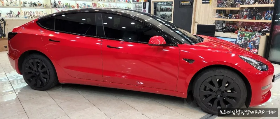 Tesla Model 3のカーラッピング事例：カマインレッド 施工写真 1-2