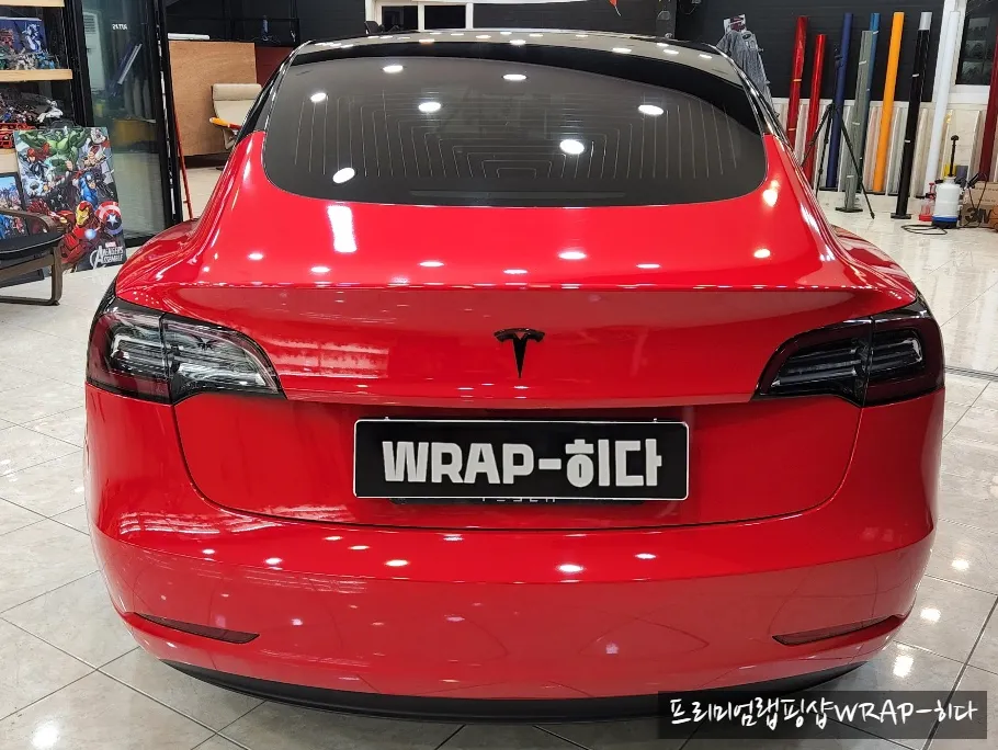 Tesla Model 3のカーラッピング事例：カマインレッド 施工写真 2-2