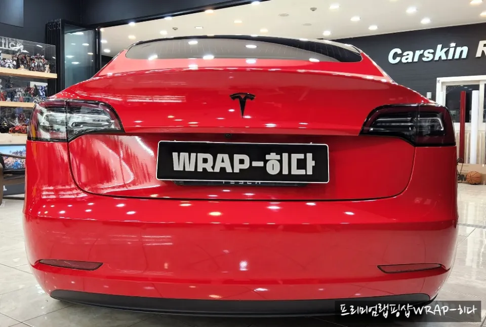 Tesla Model 3のカーラッピング事例：カマインレッド 施工写真 3-2