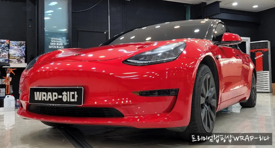 Tesla Model 3のカーラッピング事例：カマインレッド 施工写真 4-2