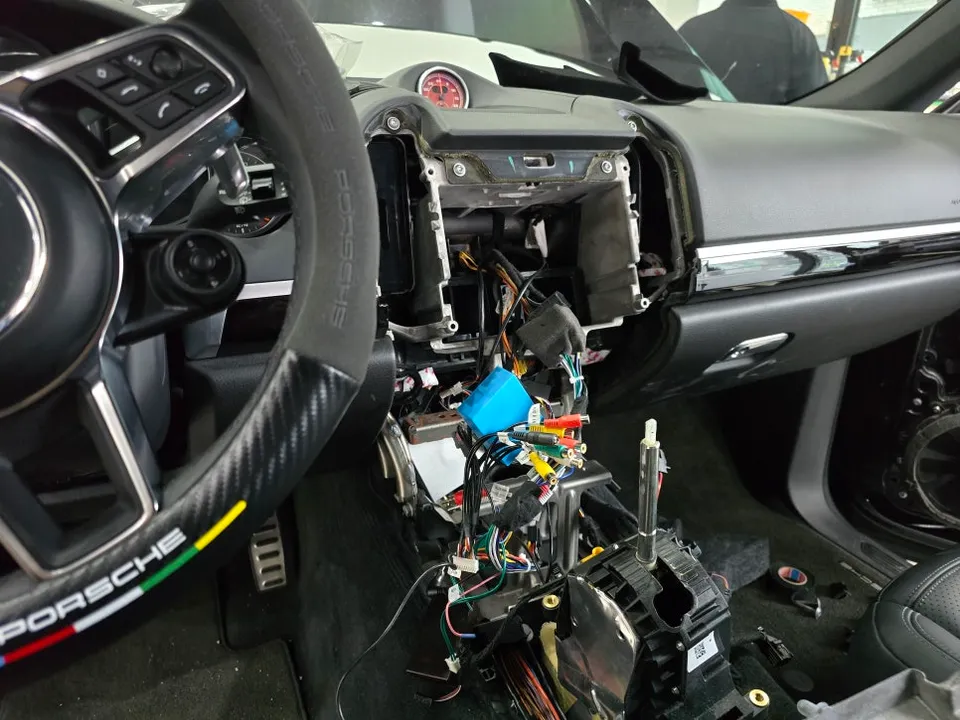Porsche Cayenne 958 android head unit - Porsche Cayenne 958 Android Head Unit & Surround View Install photo 4