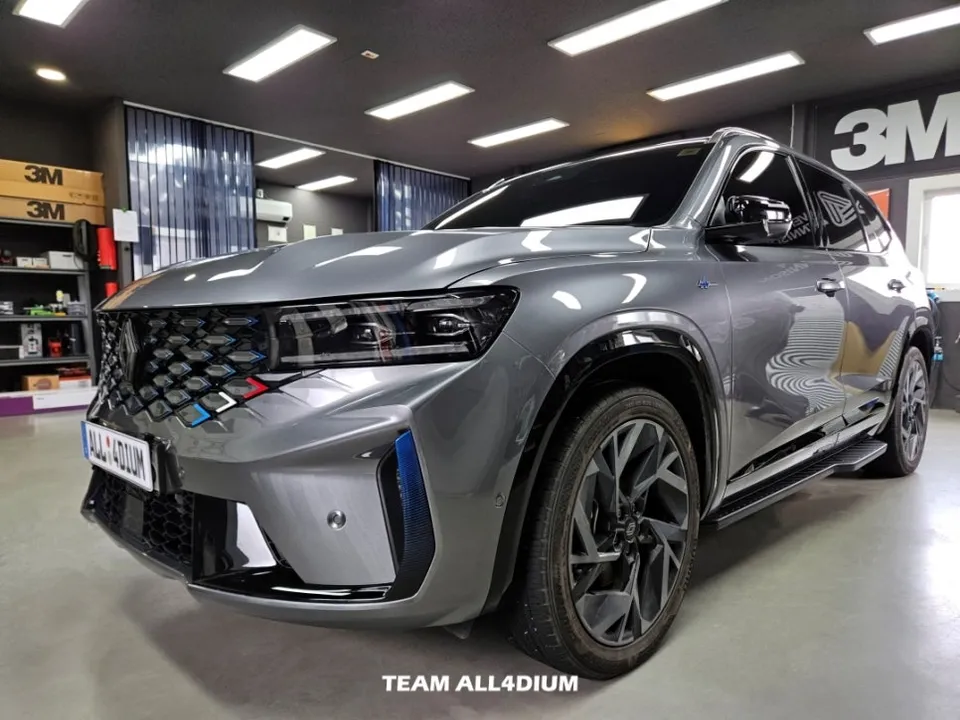 Renault Grand Koleosのカーラッピング事例：高光沢ブラック 施工写真 2-1
