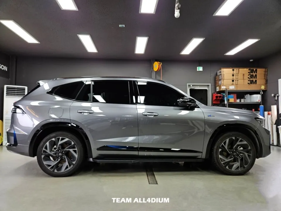 Renault Grand Koleosのカーラッピング事例：高光沢ブラック 施工写真 3-1