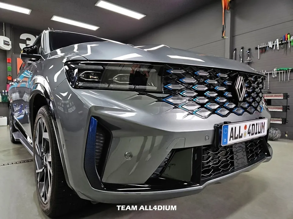 Renault Grand Koleosのカーラッピング事例：高光沢ブラック 施工写真 2-2