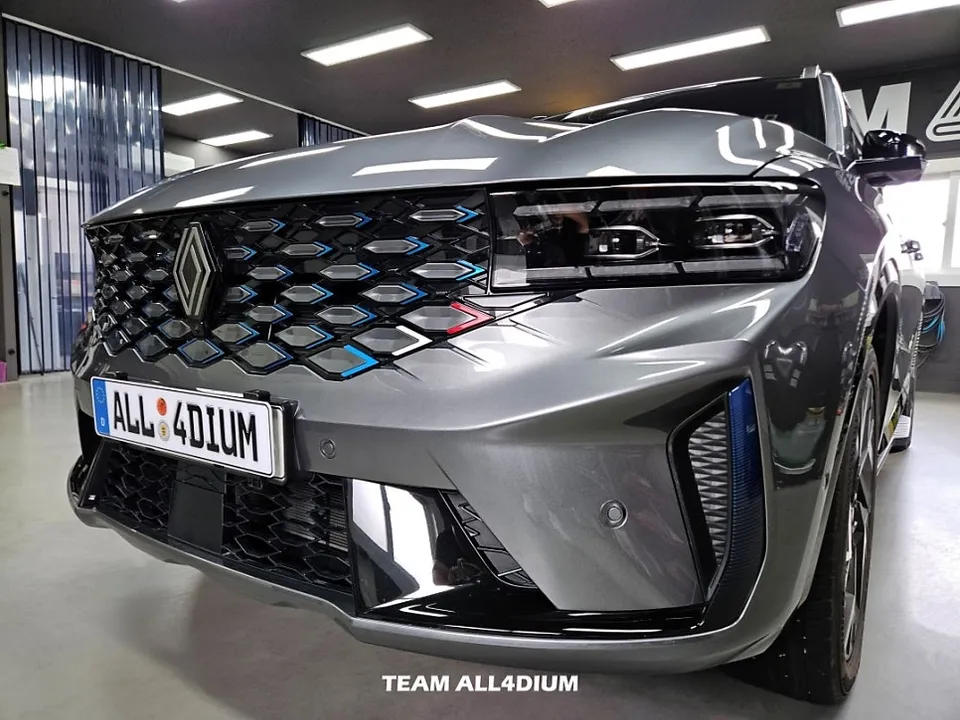Renault Grand Koleosのカーラッピング事例：高光沢ブラック 施工写真 3-2