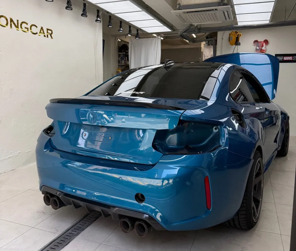 BMW M2 F87のカーラッピング事例|高光沢フィルムで個性を演出 施工写真 3-1